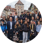 Vorschaubild mit Gruppe vor dem Rathaus