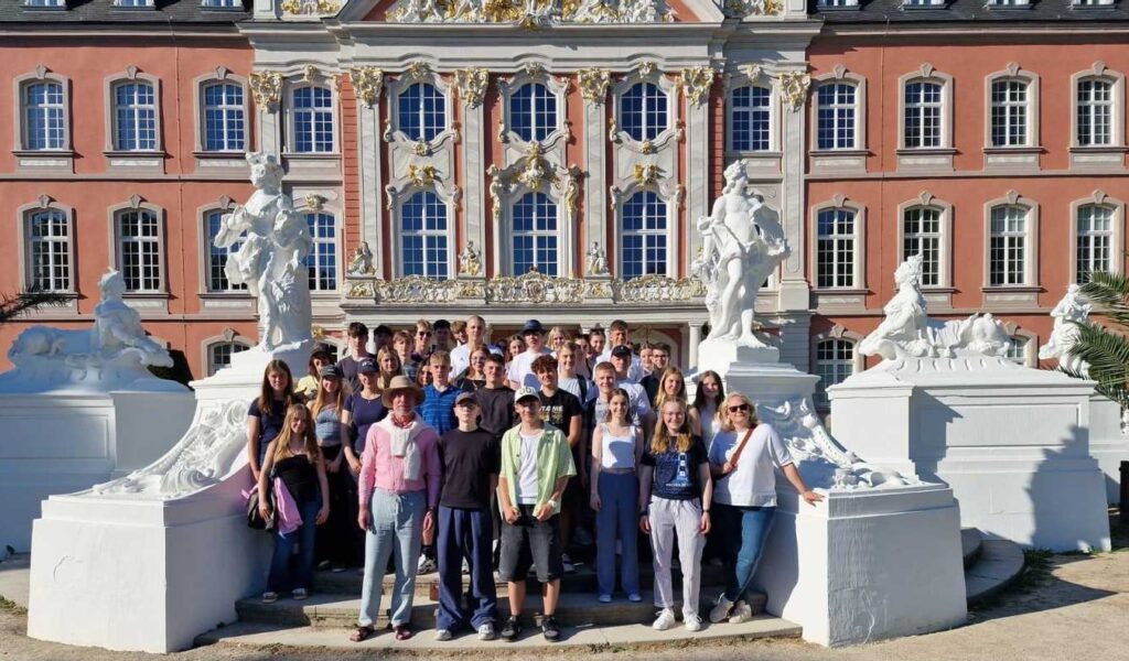 Gruppenbild der Klassen 10a und 10b mit Herrn Pilarecyk und Frau Engeser
