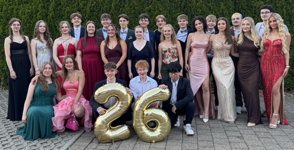 Foto des Jahrgangs 2026 beim Abiball in Wellendingen