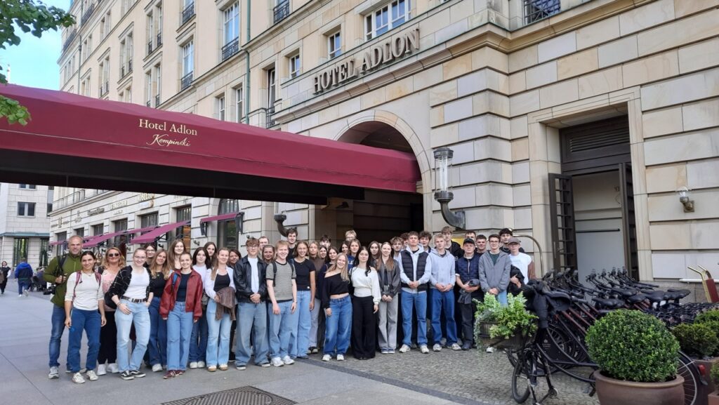Gruppenbild vor dem Hotel Adlon